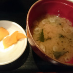 牡蠣屋うらら - 牡蠣天丼に付属の味噌汁と漬物