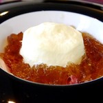 とうもろこしの冷製スフレ　生ハム　コンソメジュレ