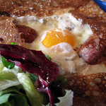 コンプレット・ソーセージ・フォレスティエール（自家製ソーセージ、玉子、きのこのソテー、グリュイエールチーズのガレット）