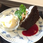 メルシートゥルモンド - 別料金でデザートを頼みました。ゆずシャーベットはサービスでした。