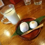 Hadanoromanshokudou - 浪漫御膳セットのデザート♡いちご大福とおまんじゅう♡抹茶入り玄米茶ラテ