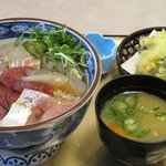 土田畑名人 福造ダイニング - ランチメニューの、べっこう漬け丼。
ヅケの味付けは薄味ながら、自分的にはピッタリです。
野菜の天ぷら、味噌汁（野菜が具だくさん）、お新香付き