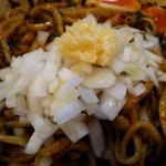 野菜が美味しい鶏豚ラーメン まる重 - 玉ねぎとニンニク追加してもらいました（無料）