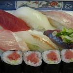 土田畑名人 福造ダイニング - 寿司セットの寿司。
上段、左から、マグロ、アオリイカ、？？？、カンパチ、ヤガラ、鯵、鉄火巻