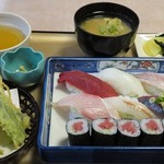 土田畑名人 福造ダイニング - ランチメニューの寿司セット
寿司、野菜の天ぷら、味噌汁、お新香。