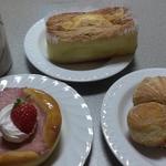 銀の麦 -                ｼﾌｫﾝｹｰｷ 142円                     (税別)
苺ﾀﾙﾄ 180円          ﾊﾟｲﾄﾞｰﾅﾂ  81円