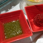 バーニャカウダーはトマト味噌とバジルソースで