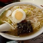 ヤマカそば - 特製ラーメン；すっきりな"汁(つゆ)"に炒め野菜(+豚三枚肉)の旨味が広がります(^^)v @2016/12/29