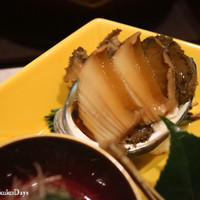 個室会席 北大路 京橋茶寮 東京駅店 - 【前菜】
                柔らか鮑蒸し、手毬寿司、活巻海老、合鴨ロース煮、牛蒡花かつお揚げ、子持ち昆布と小松菜のお浸し、地蛸と独活の酢味噌椀物。