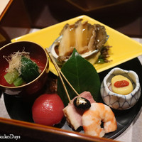 個室会席 北大路 京橋茶寮 東京駅店 - 【前菜】
                柔らか鮑蒸し、手毬寿司、活巻海老、合鴨ロース煮、牛蒡花かつお揚げ、子持ち昆布と小松菜のお浸し、地蛸と独活の酢味噌椀物。