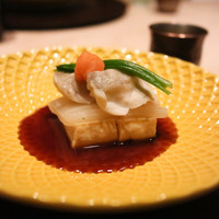 個室会席 北大路 京橋茶寮 東京駅店 - 【蓋物】
                とらふくちり蒸し、白菜、豆腐、軸法蓮草。