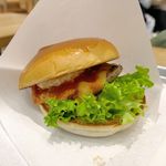 the 3rd Burger - チーズバーガーは、分厚いバンズ、チーズ、美味しそうなパティ、生野菜が入ったもので