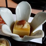 札幌 なだ万雅殿 - さつまいも豆腐です(2016年10月)。
      