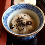 札幌 なだ万雅殿 - サービスの赤飯が嬉しいです(2016年10月)。