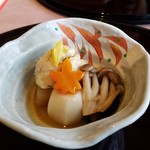 札幌 なだ万雅殿 - 煮物です(2016年10月)。