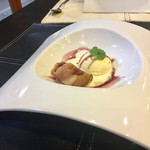 ユーロダイア - ラ・フランスのオーブン焼き バニラジェラートと赤ワインのソース