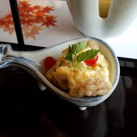 札幌 なだ万雅殿 - 戻り鰹サラダです(2016年10月)。
