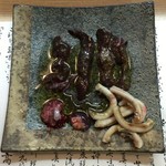 板 石山光一 - 天然すっぽん内臓刺（左下：心臓、中央下：腎臓、右下：腸、上：肝臓）