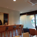 横濱蕎麦 傳介 - 店内　入り口方向を見る