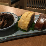 三種盛り（肝の煮付け・う巻き・煮こごり）650円。