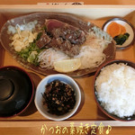 土佐清水ワールド 三宮磯上通店 - かつおの藁焼き定食 塩(並/7切/1000円)♪
                                定食はひじきの煮物と白ご飯(魚飯変更可+100円)に味噌汁、香の物☆彡 本当に美味しい鰹のたたきなら白ご飯で食べたいと変えなかったんだけどそれで正解！