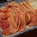 山羊料理さかえ - 山羊刺し：赤身・皮付き肉・皮の三種