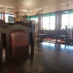 カレー・スリランカ料理 スジャータ - 内観。広々として落ち着いた雰囲気。