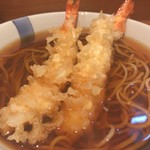 大きな海老が2本乗っています。