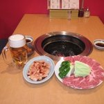 よし味 - テーブルは全て炭火の無煙ロースターですので、煙をあまり気にせずに焼肉を楽しむことができます。