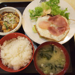 東都グリル - ある日のＡ定食「ハムエッグとマーボー豆腐」720円。 