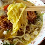 ドライブイン広場 - からあげラーメン（醤油）　麺アップ