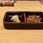 銀座 篝 - 薬味。生姜（左）、フライドオニオン（右）