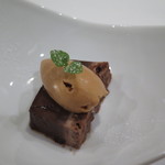 ラ ヴィオレッタ - 「ボネ（ピエモンテ風チョコレートプリン）きび砂糖のキャラメルジェラート」のアップ