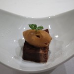 ラ ヴィオレッタ - 「ボネ（ピエモンテ風チョコレートプリン）きび砂糖のキャラメルジェラート」のアップ