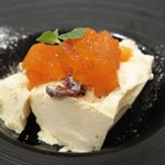 ラ ヴィオレッタ - 「ラムレーズンのパルフェ　あんぽ柿添え」のアップ