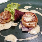 ラ ヴィオレッタ - 「北海道産帆立貝　エストラゴン風味のクリームソース」のアップ