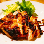 クラフトビアハウスモルト - 愛媛県産松山地鶏もも肉の炭焼き