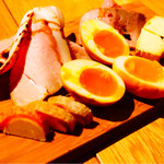 クラフトビアハウスモルト - 燻製とシャルキュトリーの5種盛り