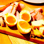 クラフトビアハウスモルト - 燻製とシャルキュトリーの5種盛り