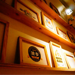 クラフトビアハウスモルト - 店内にはクラフトビアメーカーのパネルがたくさん