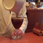 サンルーカルバー - 珈琲を注ぐ