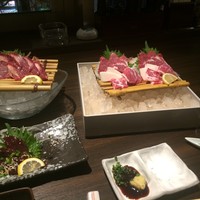 馬桜 銀座通り店 - 刺身類は塩も用意されている。
