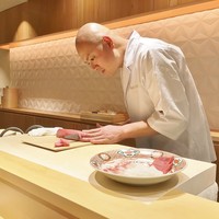 銀座 しのはら - 大将、刺身を切り分ける