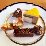 Kuro Ba - 黄色のケーキはバナナとチョコのケーキで美味しかったです。補充はあまりされず残念