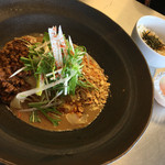 FLAT HAND フジ家 - 汁なし担々麺
      温玉追い飯付き980円