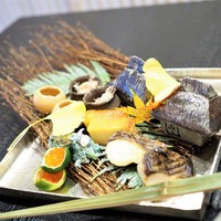 和ごころ 泉 - 焼き八寸　鰆塩焼き　金時人参とほうれん草の白和え　からすみ飯蒸し　豆腐もろみ漬け　いくら醤油漬け　とんぶり山葵和え　カステラ玉子
                