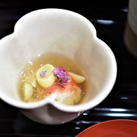和ごころ 泉 - 汲み上げ湯葉　銀杏　赤カブ　雲丹の酢ジュレ掛け
                  