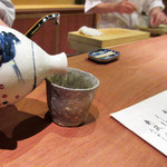 二条城ふる田 - (2016.12月)日本酒を注いでくれます