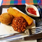 シナモンガーデン - スリランカあげもの３個セット ８００円(税込)  カトゥレット(鯖のコロッケ)、ワデー(レンズ豆と葱他のかき揚げ風)、ロールス(挽肉、じゃがいも、野菜をココナッツ味のパンケーキの皮で巻いた揚げ物)。