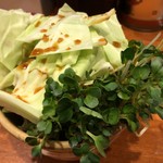 ラーメン 末廣家 - 生キャベツにお試しのカイワレ これが美味い！！